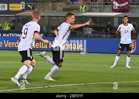 Bologna, Italien. 04.. Juni 2022. Goaljubel Joshua KIMMICH (GER) nach Tor zu 1-1, Aktion, Jubel, Freude, Begeisterung, Fußball UEFA Nations League, Gruppenphase 1.Spieltag Italien (ITA) - Deutschland (GER) 1-1, am 4.. Juni 2022, Renato Dall `Ara Stadium Bologna Credit: dpa/Alamy Live News Stockfoto